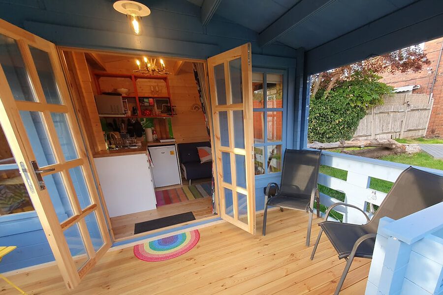 Drewniany-taras-w-domku-ogrodowym-1