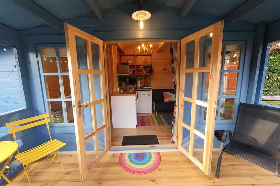 Alt text: Drewniany-taras-w-domku-ogrodowym-2