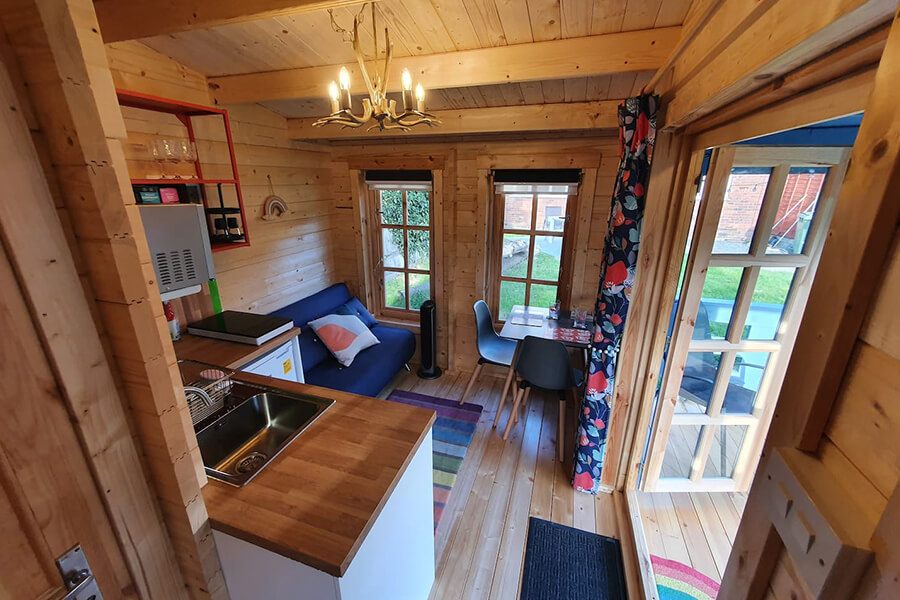 kącik-wypoczynkowy-w-domku-ogrodowym