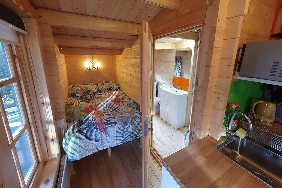 sypialnia-w-domku-ogrodowym