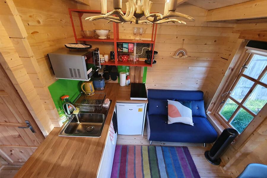 sofa-w-domku-ogrodowym